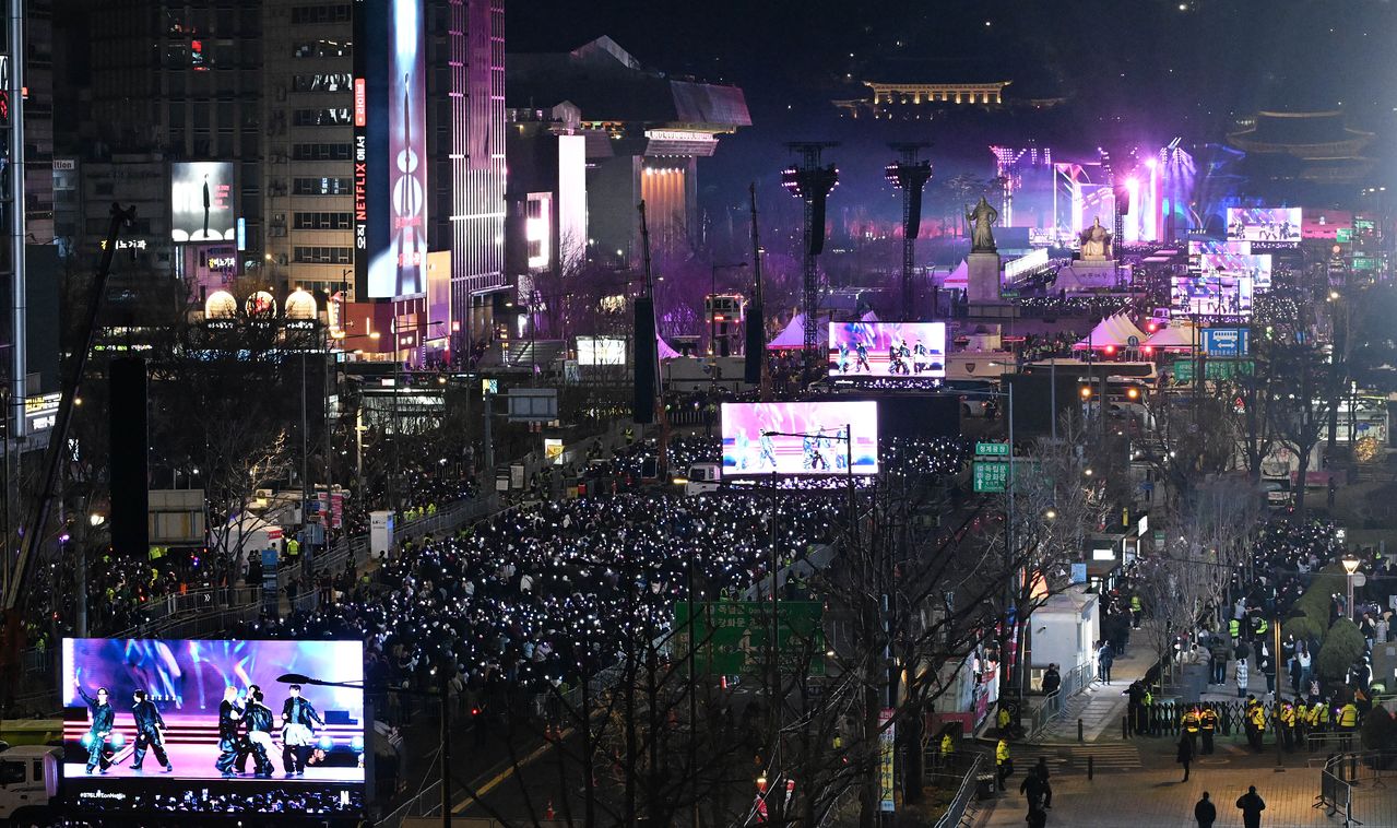 그룹 방탄소년단(BTS)이 21일 서울 광화문 광장에서 정규 5집 '아리랑'(ARIRANG) 발매를 기념해 무료 공연 'BTS 컴백 라이브: 아리랑'(BTS THE COMEBACK LIVE｜ARIRANG)을 열고 있다. 사진 공동취재단