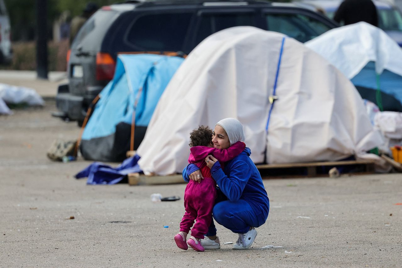 지난 20일 레바논 베이루트에 마련된 난민 대피소에서 한 여성이 아이를 끌어안고 있다. 로이터=연합뉴스