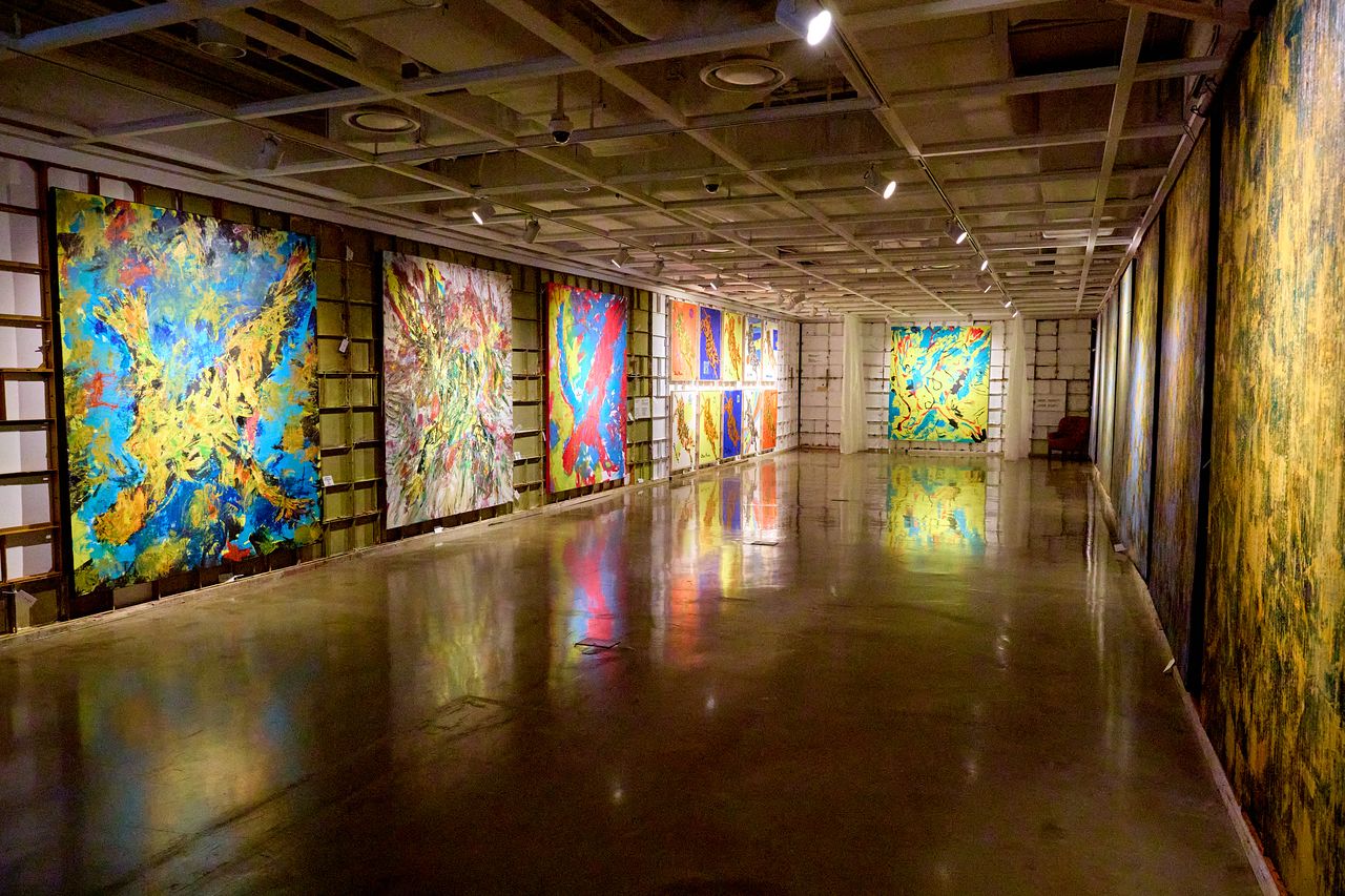  연극적 요소를 넣어 관객들에게 색다른 경험을 선사하는 ‘박신양의 전시쑈: 제4의 벽’ 전시장.