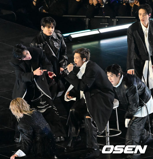 발목 부상 RM 곁에서 퍼포먼스 펼친 BTS (사진=민경훈 기자)
