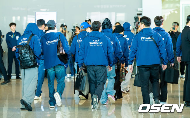 'KEEP SWIMMING' 점퍼 입고 출국한 BTS, 우리는 계속 헤엄친다 (사진=박준형 기자)  