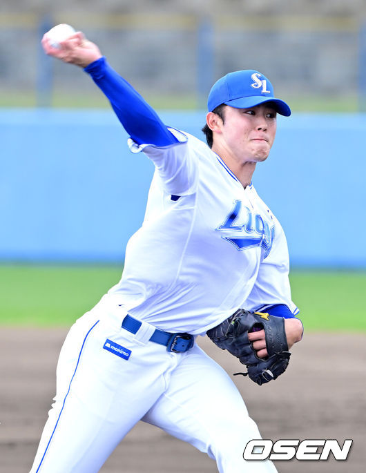 [OSEN=오키나와(일본), 최규한 기자] 프로야구 삼성 라이온즈가 1일 일본 오키나와 온나손 아카마구장에서 스프링 캠프를 차리고 구슬땀을 흘렸다.삼성은 이번 2차 캠프에서 훈련 뿐 아니라 대표팀, 국내 팀들과 연습경기를 통해 전력을 가다듬을 예정이다.삼성 아시아쿼터 미야지 유라가 라이브 피칭을 펼치고 있다. 2026.03.01 / dreamer@osen.co.kr