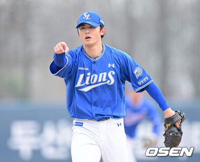 [OSEN=이천, 최규한 기자] 15일 경기도 이천 두산베어스파크에서 ‘2026 신한 SOL KBO리그’ 시범경기 두산 베어스와 삼성 라이온즈의 경기가 열렸다.홈팀 두산은 최승용, 방문팀 삼성은 임기영을 선발로 내세웠다.5회말 2사 1, 3루 상황 삼성 미야지 유라가 두산 이유찬을 삼진으로 이끌며 포수에게 제스처를 보내고 있다. 2026.03.15 / dreamer@osen.co.kr