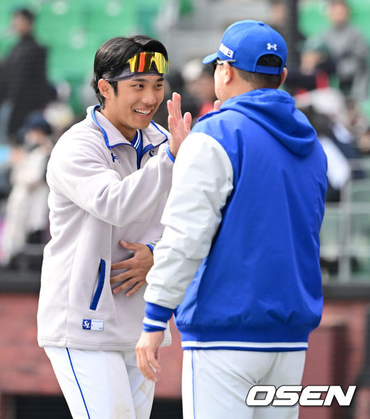 [OSEN=인천, 지형준 기자] 삼성 라이온즈가 SSG 랜더스와 시범경기에서 완승을 거뒀다.삼성은 16일 인천SSG랜더스필드에서 열린 SSG 랜더스와 시범경기에서 8-0 승리를 거뒀다. 홈런만 3방 터졌다. 선발 최원태를 비롯해 불펜진까지 마운드도 철벽이었다.경기를 마치고 삼성 이재현이 박진만 감독과 승리 하이파이브를 하고 있다. 2026.03.16/ jpnews@osen.co.kr