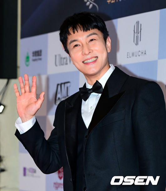 [OSEN=지형준 기자] 10일 오후 서울 용산 서울드래곤시티에서 2025 서울국제영화대상 시상식이 열렸다.지난 2012년 '스타의 밤  대한민국 톱스타상 시상식'으로 시작해 올해로 13회째를 맞이한 이번 시상식은 2024년 8월부터 2025년 11월까지 개봉된 영화와 OTT 플랫폼을 통해 방영된 작품들을 대상으로, 공정하고 엄격한 심사를 통해 선정된 감독과 배우들에게 시상을 하는 명실상부 올 한 해를 총결산하는 영화인들의 축제다.가수 신화 김동완이 포즈를 취하고 있다. 2025.12.10 /jpnews@osen.co.kr