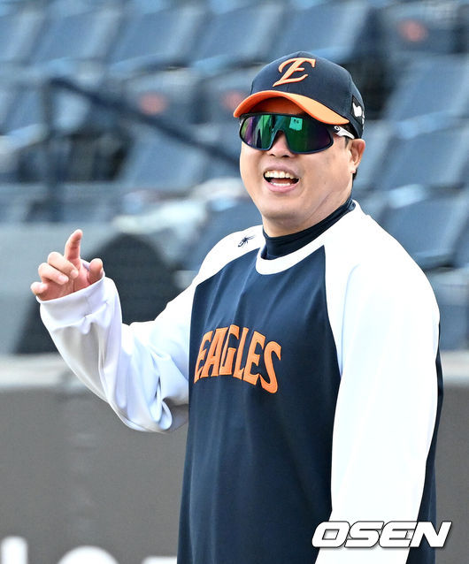 [OSEN=대전, 지형준 기자] 29일 대전 한화생명볼파크에서 2025 신한 SOL Bank KBO리그 포스트시즌 한국시리즈 3차전 한화 이글스와 LG 트윈스의 경기가 열렸다.이날 경기에 한화는 폰세를, LG는 손주영을 선발투수로 내세웠다. 경기에 앞서 한화 류현진이 환하게 웃고 있다. 2025.10.29 /jpnews@osen.co.kr