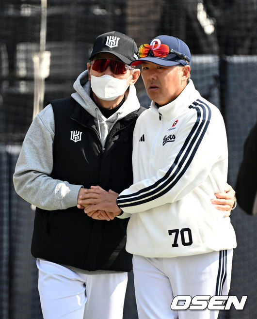 [OSEN=수원, 이대선 기자] 23일 경기도 수원 KT위즈파크에서 ‘2026 신한 SOL KBO리그’ 시범경기 KT 위즈와 두산 베어스의 경기가 열렸다.시범경기는오는 24일까지 각 팀당 12경기씩 총 60경기가 펼쳐진다.경기에 앞서 이강철, 김원형 감독이 이야기를 나누고 있다. 2026.03.23 / sunday@osen.co.kr