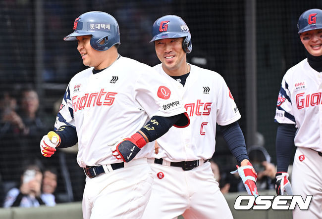 [OSEN=부산, 이석우 기자] 22일 부산 사직야구장에서 2026 신한 SOL KBO 리그 롯데 자이언츠와 한화 이글스의 시범경기가 열렸다. 홈팀 롯데는 비슬리가, 방문팀 한화는 에르난데스가 선발 출전했다.롯데 자이언츠 유강남이 3회말 2사 1,2루 좌월 3점 홈런을 치고 하이파이브를 하고 있다. 2026.03.22 / foto0307@osen.co.kr