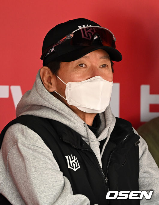 [OSEN=수원, 이대선 기자] 23일 경기도 수원 KT위즈파크에서 ‘2026 신한 SOL KBO리그’ 시범경기 KT 위즈와 두산 베어스의 경기가 열렸다.시범경기는오는 24일까지 각 팀당 12경기씩 총 60경기가 펼쳐진다.경기에 앞서 KT 이강철 감독이 취재진과 이야기를 나누고 있다. 2026.03.23 / sunday@osen.co.kr