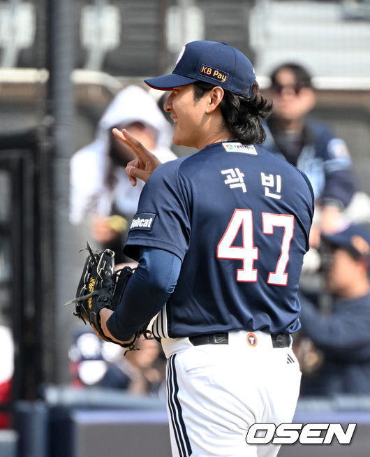 [OSEN=수원, 이대선 기자] 23일 경기도 수원 KT위즈파크에서 ‘2026 신한 SOL KBO리그’ 시범경기 KT 위즈와 두산 베어스의 경기가 열렸다.시범경기는오는 24일까지 각 팀당 12경기씩 총 60경기가 펼쳐진다.3회말 2사에서 두산 곽빈이 KT 김현수를 삼진으로 처리하고 더그아웃으로 가며 미소짓고 있다. 2026.03.23 / sunday@osen.co.kr