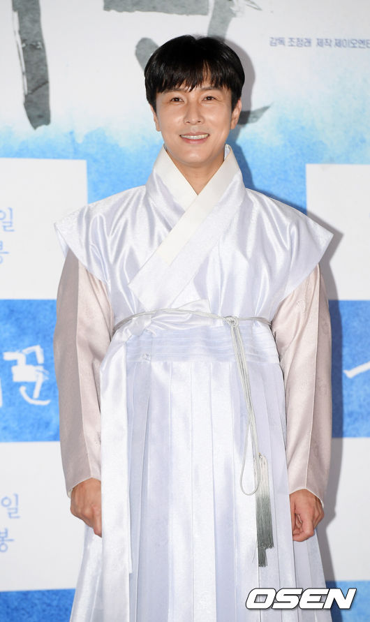 [OSEN=민경훈 기자] 22일 오후 서울 광진구 롯데시네마 건대입구에서 영화 ‘소리꾼’ (감독 조정래) 언론시사회가 열렸다.무대 위에서 김동완이 포토타임을 갖고 있다./ rumi@osen.co.kr