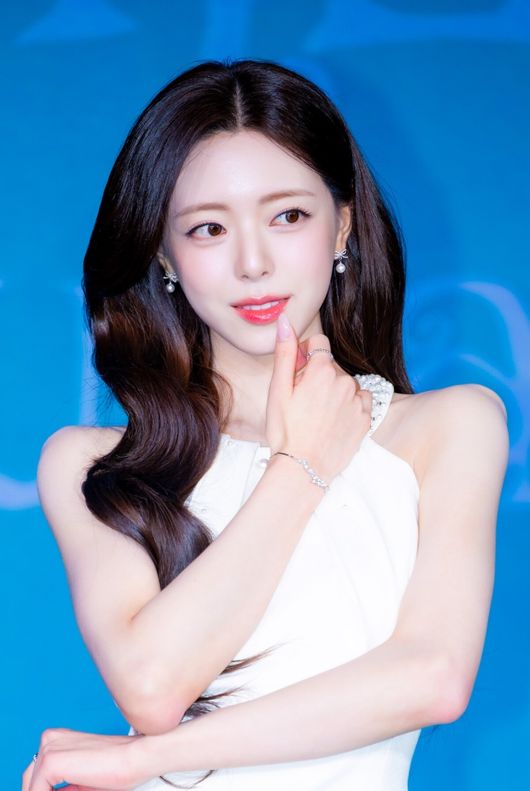 [OSEN=민경훈 기자] 그룹 있지(ITZY) 멤버 유나의 솔로 데뷔 첫 미니 앨범 '아이스크림' 발매 기념 기자간담회가 23일 오후 서울 광진구 풀만 앰배서더 서울 이스트폴 그랜드볼룸에서 열렸다.  있지 멤버 유나는 솔로 데뷔 앨범 '아이스크림'(Ice Cream)을 발매하고 예지에 이어 있지의 두 번째 솔로 주자로 나선다.  있지 유나가 포즈를 취하고 있다. 2026.03.23 / rumi@osen.co.kr