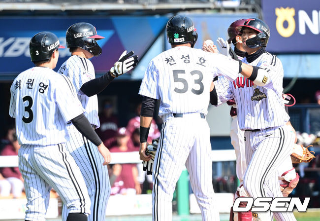 [OSEN=잠실, 최규한 기자] 23일 서울 잠실야구장에서 ‘2026 신한 SOL KBO리그’ LG 트윈스와 키움 히어로즈의 시범경기가 열렸다.홈팀 LG는 라클란 웰스, 방문팀 키움은 하영민을 선발로 내세웠다.7회말 2사 만루 상황 LG 송찬의가 추격의 좌월 만루포를 날리고 홈을 밟은 뒤 선행주자들과 기뻐하고 있다. 2026.03.23 / dreamer@osen.co.kr