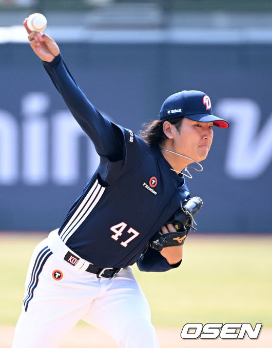 [OSEN=수원, 이대선 기자] 23일 경기도 수원 KT위즈파크에서 ‘2026 신한 SOL KBO리그’ 시범경기 KT 위즈와 두산 베어스의 경기가 열렸다.시범경기는오는 24일까지 각 팀당 12경기씩 총 60경기가 펼쳐진다.1회말 무사에서 두산 선발투수 곽빈이 역투하고 있다. 2026.03.23 / sunday@osen.co.kr