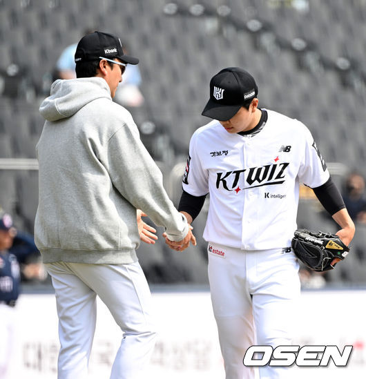 [OSEN=수원, 이대선 기자] 23일 경기도 수원 KT위즈파크에서 ‘2026 신한 SOL KBO리그’ 시범경기 KT 위즈와 두산 베어스의 경기가 열렸다.시범경기는오는 24일까지 각 팀당 12경기씩 총 60경기가 펼쳐진다.2회초 1사 2루에서 KT 손동현이 마운드를  내려가고 있다. 2026.03.23 / sunday@osen.co.kr