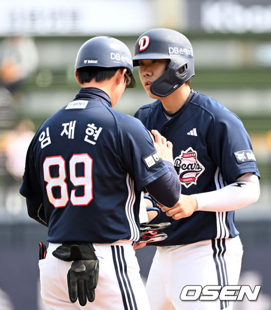 [OSEN=수원, 이대선 기자] 23일 경기도 수원 KT위즈파크에서 ‘2026 신한 SOL KBO리그’ 시범경기 KT 위즈와 두산 베어스의 경기가 열렸다.시범경기는오는 24일까지 각 팀당 12경기씩 총 60경기가 펼쳐진다.2회초 1사 1루에서 두산 박준순이 좌월 적시 2루타를 치고 임재현 코치와 하이파이브를 나누고 있다. 2026.03.23 / sunday@osen.co.kr