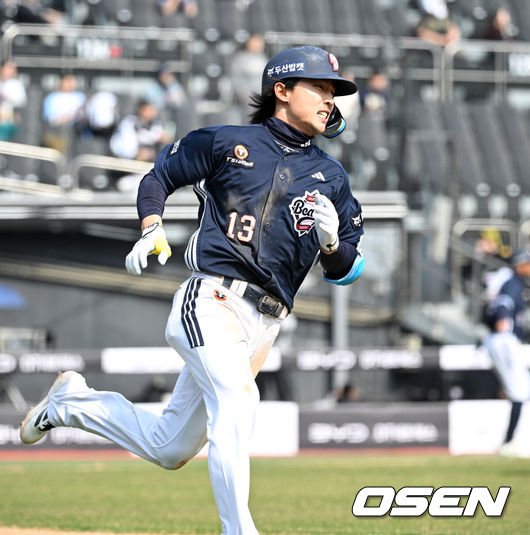 [OSEN=수원, 이대선 기자] 23일 경기도 수원 KT위즈파크에서 ‘2026 신한 SOL KBO리그’ 시범경기 KT 위즈와 두산 베어스의 경기가 열렸다.시범경기는오는 24일까지 각 팀당 12경기씩 총 60경기가 펼쳐진다.5회초 1사 만루에서 두산 이유찬이 좌중간 3타점 적시 2루타를 치고 그라운드를 달리고 있다. 2026.03.23 / sunday@osen.co.kr
