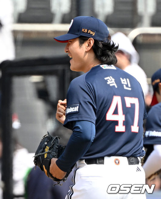 [OSEN=수원, 이대선 기자] 23일 경기도 수원 KT위즈파크에서 ‘2026 신한 SOL KBO리그’ 시범경기 KT 위즈와 두산 베어스의 경기가 열렸다.시범경기는오는 24일까지 각 팀당 12경기씩 총 60경기가 펼쳐진다.3회말 2사에서 두산 곽빈이 KT 김현수를 삼진으로 처리하고 더그아웃으로 가며 미소짓고 있다. 2026.03.23 / sunday@osen.co.kr