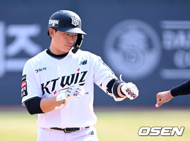 [OSEN=수원, 이대선 기자] 23일 경기도 수원 KT위즈파크에서 ‘2026 신한 SOL KBO리그’ 시범경기 KT 위즈와 두산 베어스의 경기가 열렸다.시범경기는오는 24일까지 각 팀당 12경기씩 총 60경기가 펼쳐진다.5회말 1사 1루에서 KT 이강민이 좌전 안타를 치고 환호하고 있다. 2026.03.23 / sunday@osen.co.kr