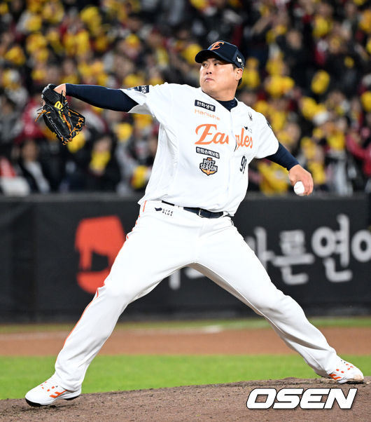 [OSEN=대전, 이대선 기자] 31일 대전 한화생명볼파크에서 2025 신한 SOL Bank KBO리그 포스트시즌 한국시리즈 5차전 한화 이글스와 LG 트윈스의 경기가 열렸다.이날 경기에 한화는 문동주를, LG는 톨허스트를 선발투수로 내세웠다. 8회초 한화 류현진이 역투하고 있다. 2025.10.31 /sunday@osen.co.kr