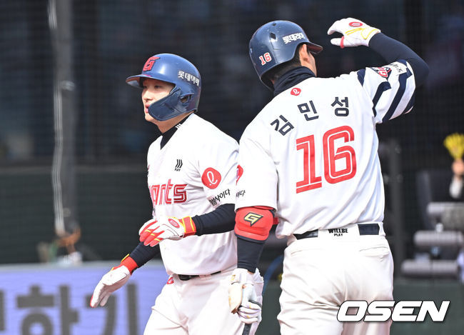 롯데 자이언츠 신윤후와 김민성. /OSEN DB