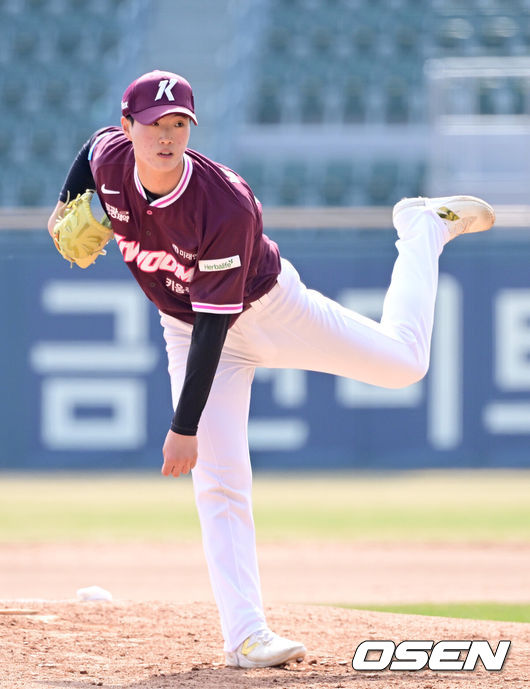 [OSEN=잠실, 최규한 기자] 23일 서울 잠실야구장에서 ‘2026 신한 SOL KBO리그’ LG 트윈스와 키움 히어로즈의 시범경기가 열렸다.홈팀 LG는 라클란 웰스, 방문팀 키움은 하영민을 선발로 내세웠다.6회말 마운드에 오른 키움 투수 박준건이 힘차게 공을 뿌리고 있다. 2026.03.23 / dreamer@osen.co.kr