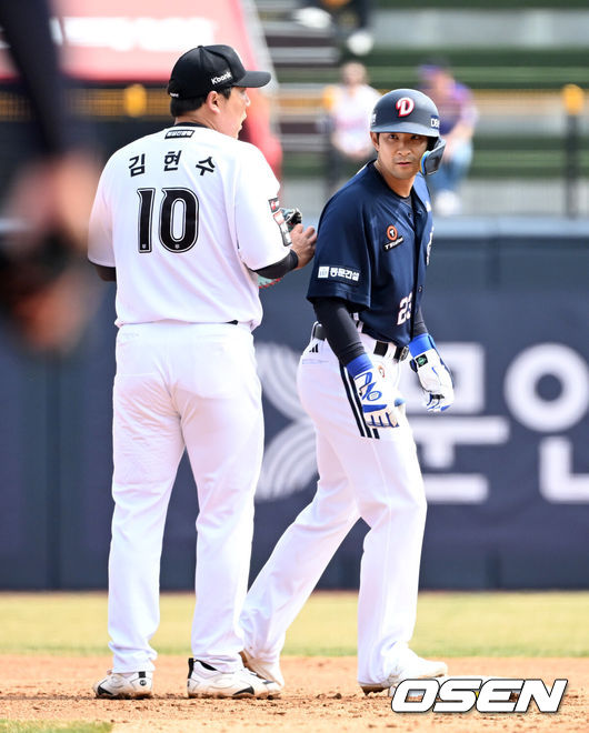 [OSEN=수원, 이대선 기자] 23일 경기도 수원 KT위즈파크에서 ‘2026 신한 SOL KBO리그’ 시범경기 KT 위즈와 두산 베어스의 경기가 열렸다.시범경기는오는 24일까지 각 팀당 12경기씩 총 60경기가 펼쳐진다.2회초 1사 2루에서 두산 강승호가 좌전 적시 2루타를 치고 있다. 2026.03.23 / sunday@osen.co.kr