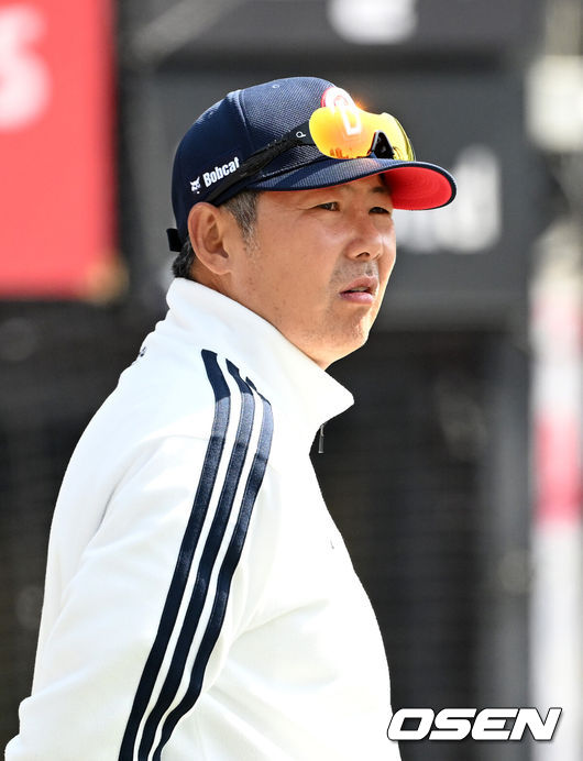 [OSEN=수원, 이대선 기자] 23일 경기도 수원 KT위즈파크에서 ‘2026 신한 SOL KBO리그’ 시범경기 KT 위즈와 두산 베어스의 경기가 열렸다.시범경기는오는 24일까지 각 팀당 12경기씩 총 60경기가 펼쳐진다.경기에 앞서 두산 김원형 감독이 선수들과 이야기를 나누고 있다. 2026.03.23 / sunday@osen.co.kr