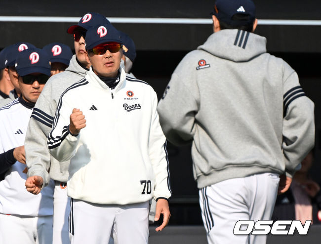 [OSEN=수원, 이대선 기자] 두산이 화끈한 장타쇼와 돌아온 에이스의 역투를 앞세워 마법사군단을 꺾었다.프로야구 두산 베어스는 23일 수원KT위즈파크에서 열린 2026 KBO리그 시범경기에서 KT 위즈를 12-7로 제압했다.두산은 시범경기 7승 1무 3패, 3연승 상승세가 끊긴 KT는 4승 2무 5패가 됐다.경기 종료 후 두산 김원형 감독이 선수들과 승리의 기쁨을 나누고 있다. 2026.03.23 / sunday@osen.co.kr