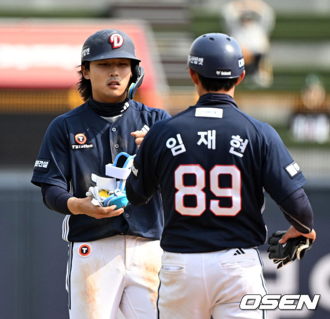 [OSEN=수원, 이대선 기자] 23일 경기도 수원 KT위즈파크에서 ‘2026 신한 SOL KBO리그’ 시범경기 KT 위즈와 두산 베어스의 경기가 열렸다.시범경기는오는 24일까지 각 팀당 12경기씩 총 60경기가 펼쳐진다.5회초 1사 만루에서 두산 이유찬이 좌중간 3타점 적시 2루타를 치고 임재현 코치와 환호하고 있다. 2026.03.23 / sunday@osen.co.kr