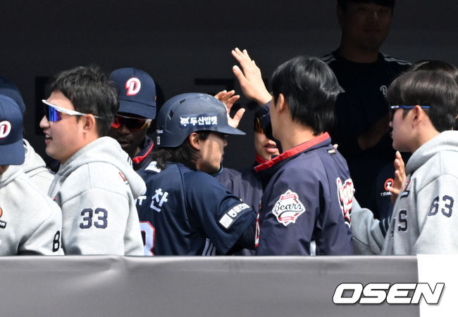 [OSEN=수원, 이대선 기자] 23일 경기도 수원 KT위즈파크에서 ‘2026 신한 SOL KBO리그’ 시범경기 KT 위즈와 두산 베어스의 경기가 열렸다.시범경기는오는 24일까지 각 팀당 12경기씩 총 60경기가 펼쳐진다.2회초 1사 1루에서 두산 박준순의 좌월 적시 2루타때 홈을 밟은 1루주자 이유찬이 더그아웃에서 동료들과 하이파이브를 나누고 있다. 2026.03.23 / sunday@osen.co.kr