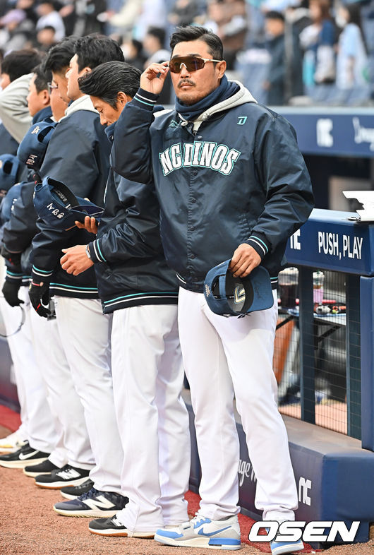[OSEN=창원, 이석우 기자] 16일 창원NC파크에서 2026 신한 SOL KBO 리그 시범경기 NC 다이노스와 KIA 타이거즈의 경기가 열린다. 지난 12일 시작된 시범경기는 24일까지 진행되며, 각 팀이 12경기씩 총 60경기가 펼쳐진다.NC 다이노스 이호준 감독이 경기에 나서고 있다. 2026.03.16 / foto0307@osen.co.kr