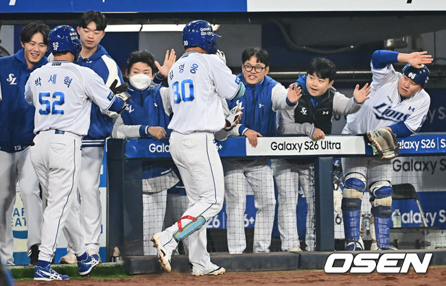 [OSEN=대구, 이석우 기자] 23일 대구삼성라이온즈파크에서 2026 신한 SOL KBO 리그 시범경기 삼성 라이온즈와 KIA 타이거즈의 경기가 열렸다. 홈팀 삼성은 양창섭이, 방문팀 KIA는 양현종이 선발 출전했다. 삼성 라이온즈 김영웅이 4회말 무사 1루 우월 2점 연타석 홈런을 치고 동료들의 축하를 받고 있다. 2026.03.23 / foto0307@osen.co.kr