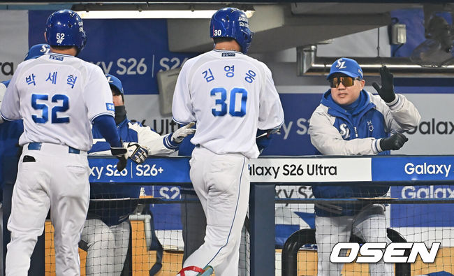 [OSEN=대구, 이석우 기자] 23일 대구삼성라이온즈파크에서 2026 신한 SOL KBO 리그 시범경기 삼성 라이온즈와 KIA 타이거즈의 경기가 열렸다. 홈팀 삼성은 양창섭이, 방문팀 KIA는 양현종이 선발 출전했다. 삼성 라이온즈 김영웅이 4회말 무사 1루 우월 2점 연타석 홈런을 치고 박진만 감독의 축하를 받고 있다. 2026.03.23 / foto0307@osen.co.kr