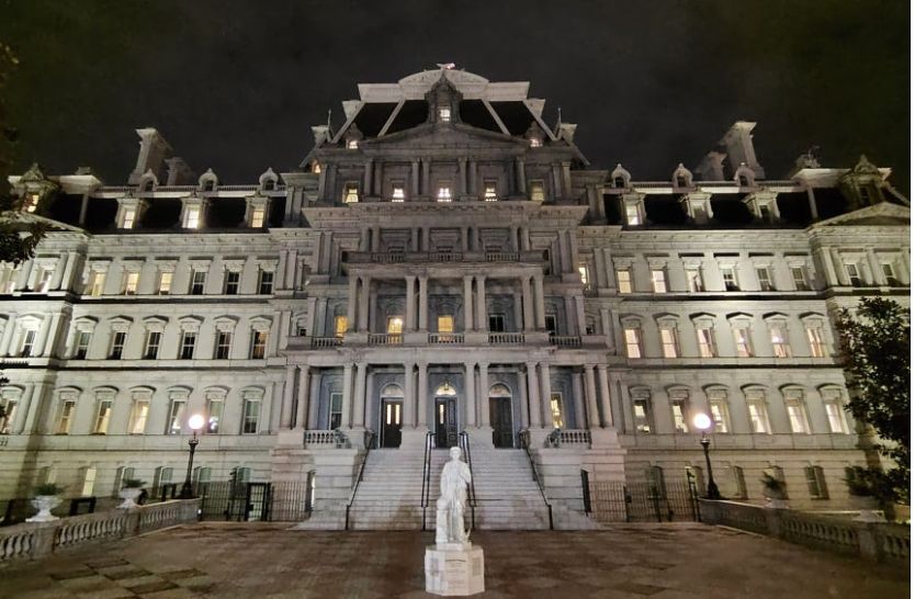 미 백악관 옆 아이젠하워 행정동 앞 설치된 크리스토퍼콜럼버스 동상. AP=연합뉴스