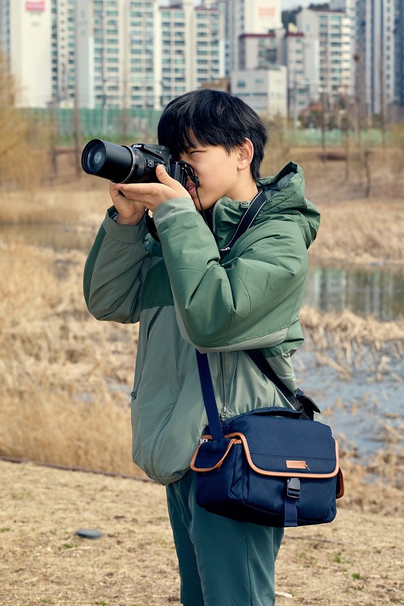 탐조하다 만난 새들을 사진과 영상으로 기록 중인 정우빈 학생기자.