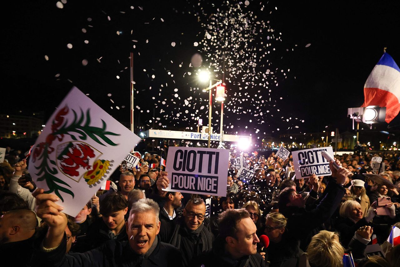 22일(현지시간) 프랑스 남동부 니스에서 국민연합(RN) 시장 후보 에릭 시오티의 지지자들이 선거 승리를 축하하고 있다. AFP=연합뉴스