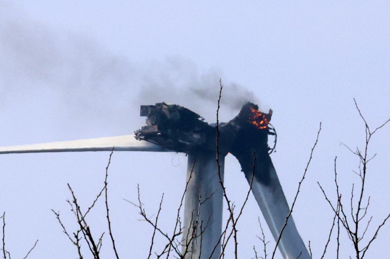 23일 오후 경북 영덕군 영덕읍 풍력발전단지 내 한 풍력발전기에서 불이 나 불꽃과 연기가 타오르고 있다.연합뉴스