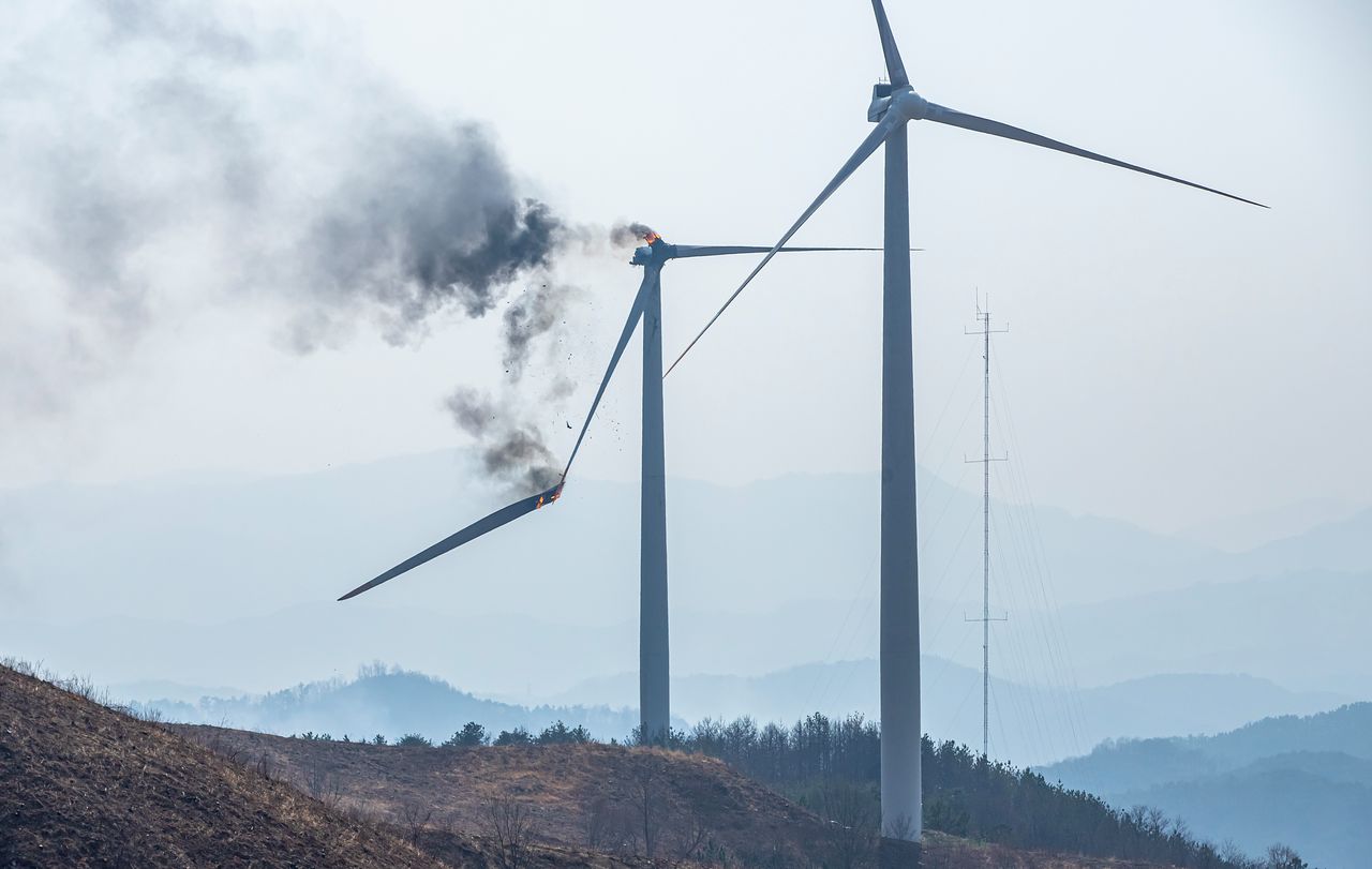 23일 오후 1시 11분쯤 경북 영덕군 영덕읍 창포리 풍력발전단지 내 한 풍력발전기에서 불이 난 가운데 발전기 블레이드 등이 불길에 휩싸인 채 떨어지고 있다. 연합뉴스