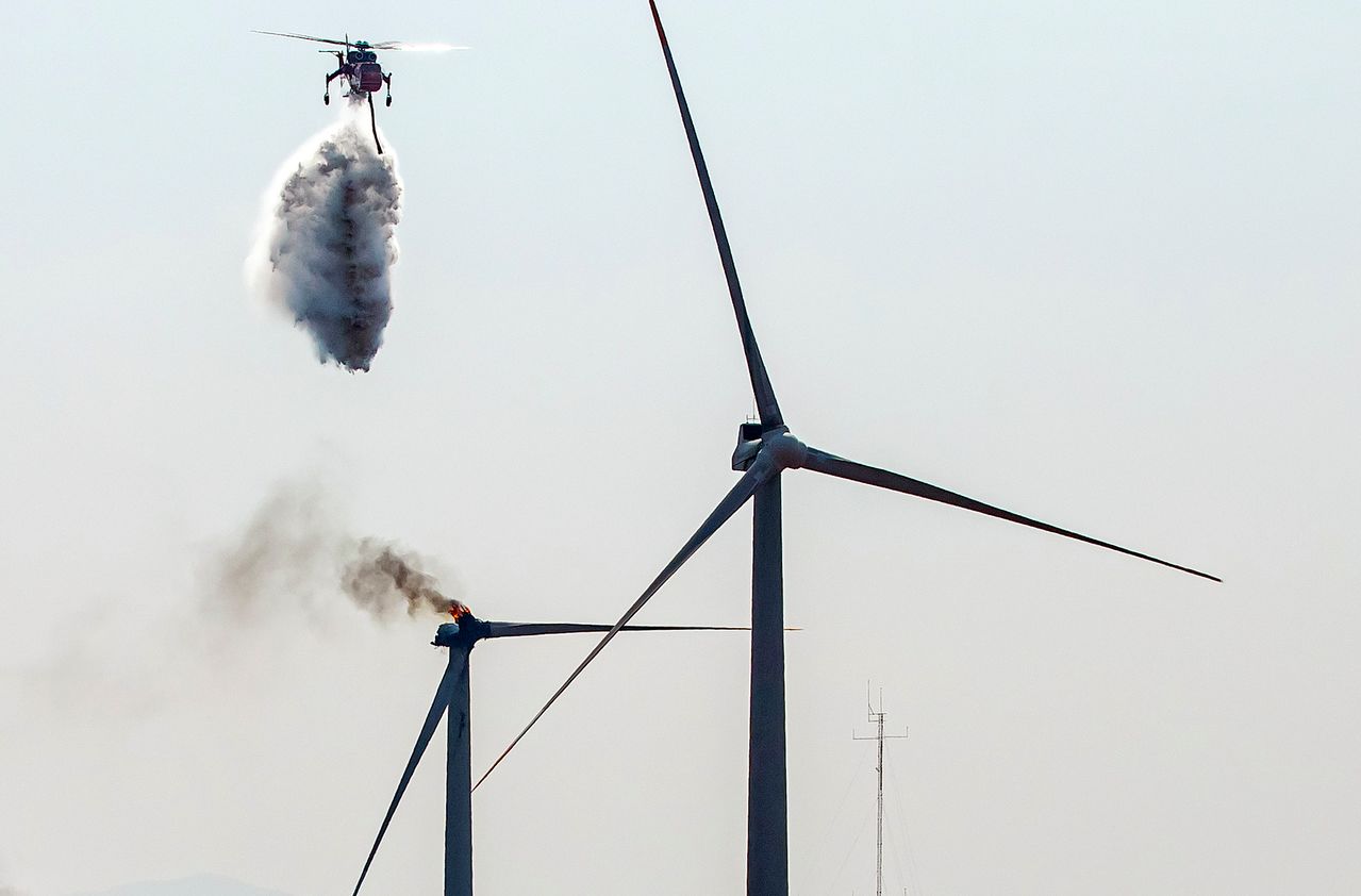 23일 오후 1시 11분께 경북 영덕군 영덕읍 창포리 풍력발전단지 내 한 풍력발전기에서 불이 난 가운데 발전기 프로펠러 등이 불길에 휩싸여 있다. 연합뉴스. 독자제공