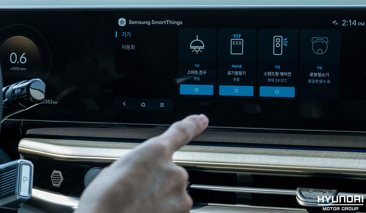 카투홈 서비스로 차에서 집안의 가전기기를 작동시키는 모습. 사진 현대차그룹