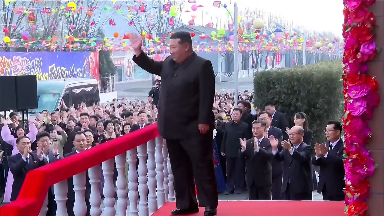 김정은 북한 국무위원장이 지난 15일 순천지구청년탄광연합기업소 천성청년탄광을 찾아 최고인민회의 제15기 대의원 선거에 참가하고 선거자들 앞에서 중요연설을 했다고 조선중앙TV가 16일 보도했다. 조선중앙TV 화면