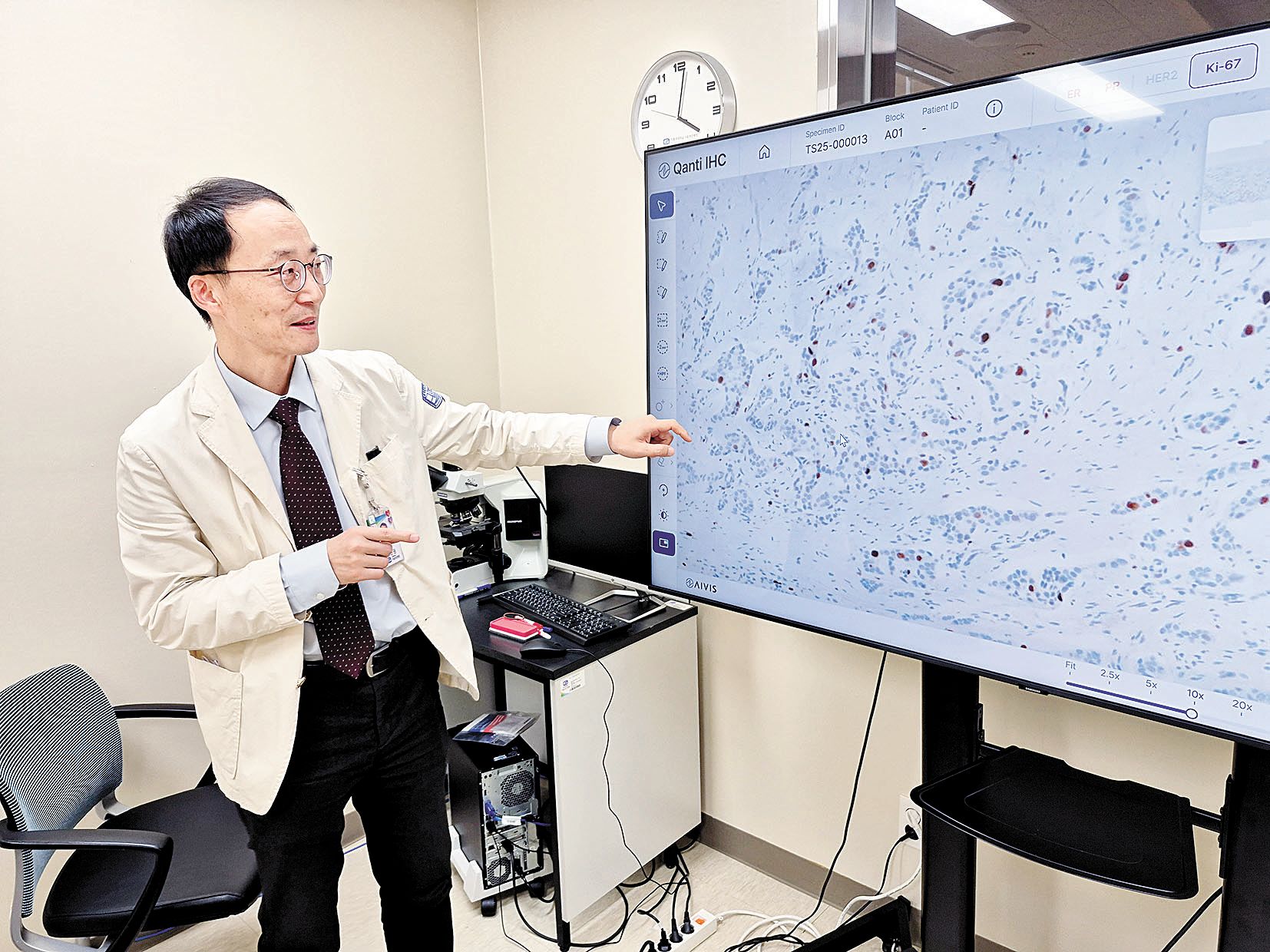 정찬권 교수가 코디파이(CODiPAI) 사업으로 구축한 디지털 병리 데이터를 설명하고 있다.