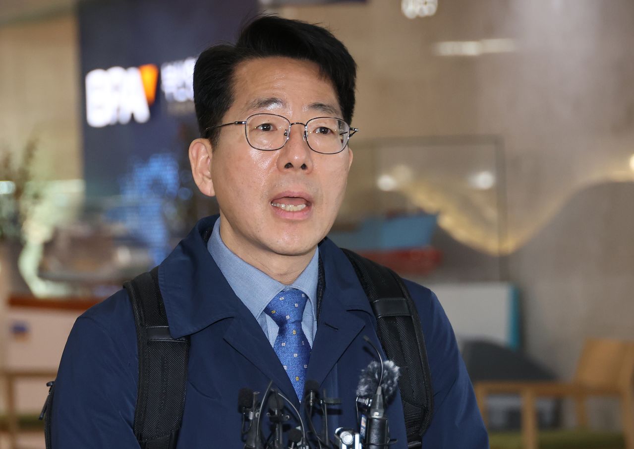 황종우 해양수산부 장관 후보자가 지;난 3일 부산 중구 부산항만공사에서 인사청문회 준비를 위한 첫 출근을 하며 취재진 질문에 답하고 있다. 송봉근 객원기자