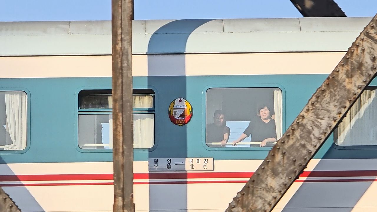 지난 12일 6년 만에 재개된 평양-베이징 국제열차에 탑승한 북한 승객들. 이도성 특파원