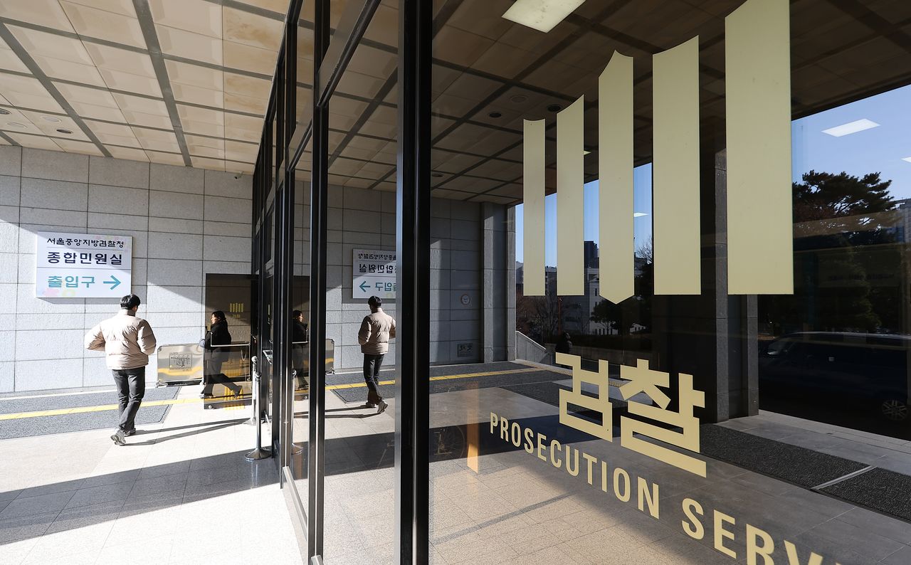 서울중앙지검 공정거래조사부가 23일 오전 4개 정유사에 대해 압수수색에 나섰다. 연합뉴스