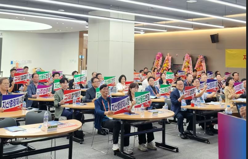 한국지식산업센터 회원들이 규제완화를 요구하고 있다.