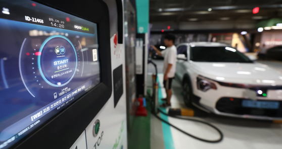  사진은 지난해 8월29일 서울의 한 전기차 충전소 모습. 뉴스1