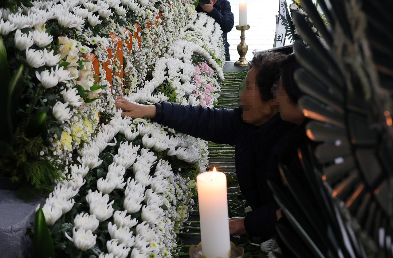 22일 대전시청에 마련된 안전공업 공장 화재 희생자 합동분향소에서 유가족이 아들의 이름이 적힌 위패를 만지고 있다. 대전시는 다음 달 4일까지 시청 로비에 합동분향소를 운영한다. [연합뉴스]