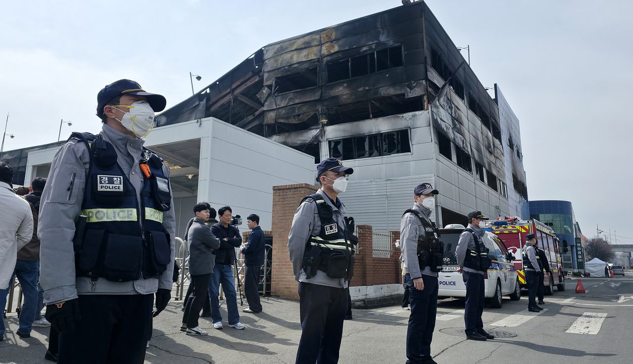 22일 대형화재로 많은 인명 피해가 발생한 대전 대덕산업단지의 한 자동차 부품공장 화재 현장에서 경찰과 소방, 국과수 등 정부 합동으로 화재 조사가 실시되고 있다.김성태 객원기자